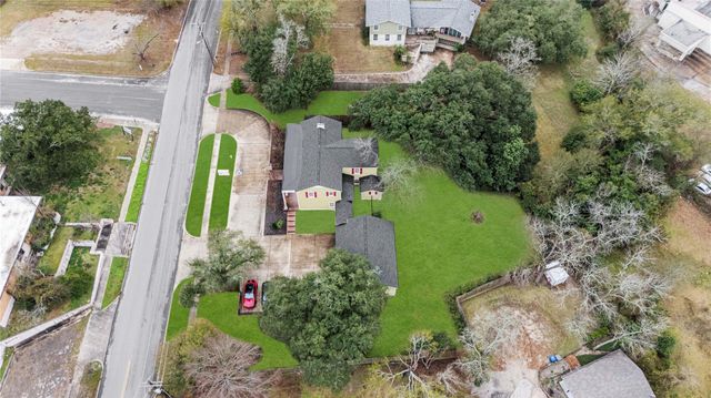 1106 Avenue O, Huntsville, TX 77340