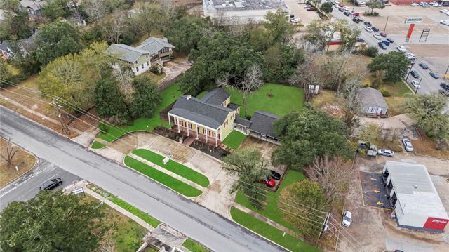 1106 Avenue O, Huntsville, TX 77340