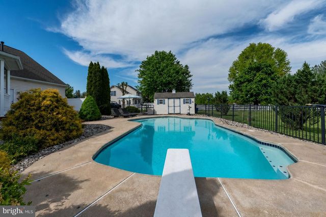 210 JORDAN DR, Gilbertsville, PA 19525