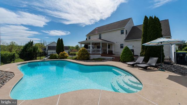 210 JORDAN DR, Gilbertsville, PA 19525