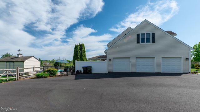 210 JORDAN DR, Gilbertsville, PA 19525