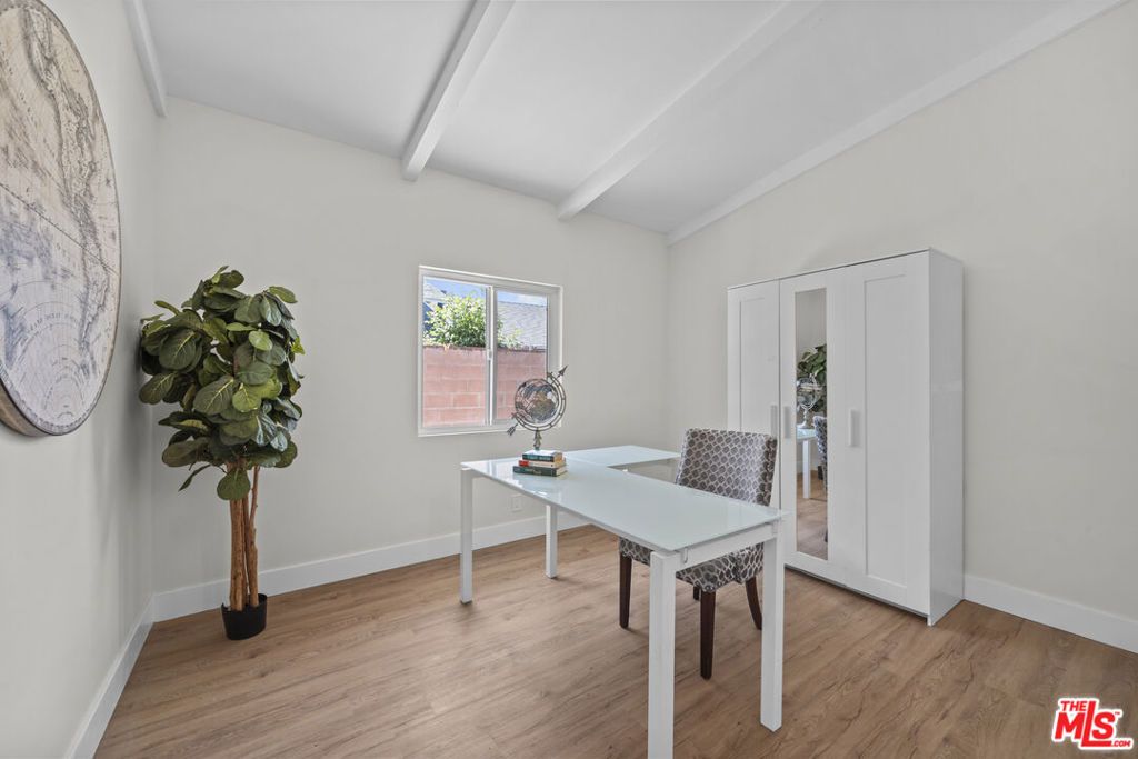 Image 11 of property listing at 7528 Newcastle Avenue, Reseda, CA 91335