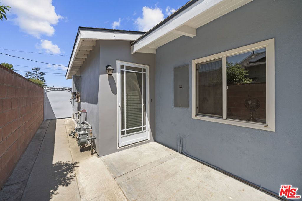 Image 14 of property listing at 7528 Newcastle Avenue, Reseda, CA 91335