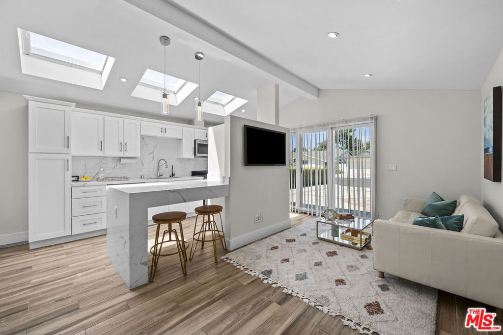 Image 15 of property listing at 7528 Newcastle Avenue, Reseda, CA 91335