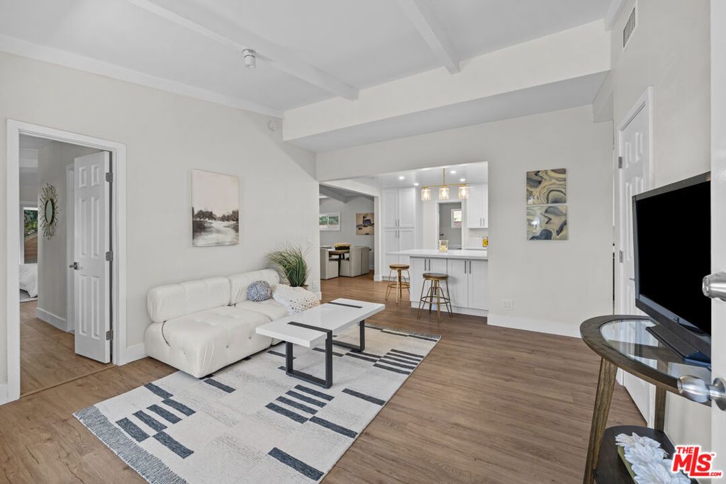 Image 2 of property listing at 7528 Newcastle Avenue, Reseda, CA 91335