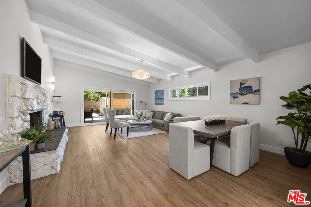Image 3 of property listing at 7528 Newcastle Avenue, Reseda, CA 91335