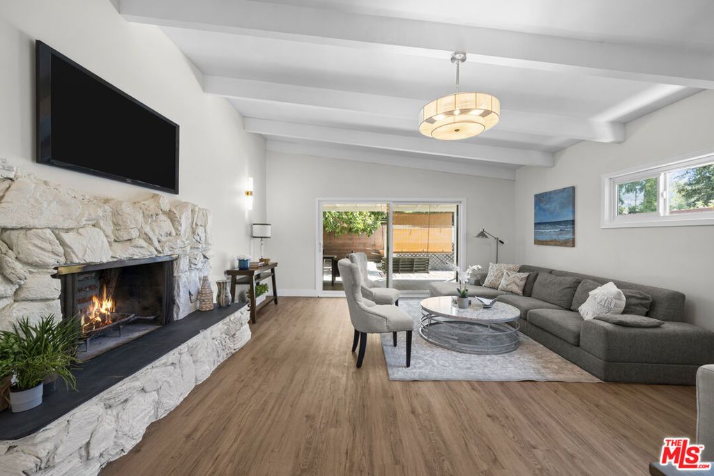Image 4 of property listing at 7528 Newcastle Avenue, Reseda, CA 91335