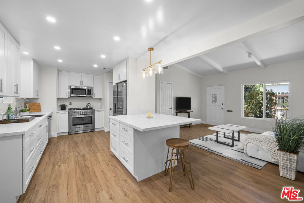 Image 5 of property listing at 7528 Newcastle Avenue, Reseda, CA 91335
