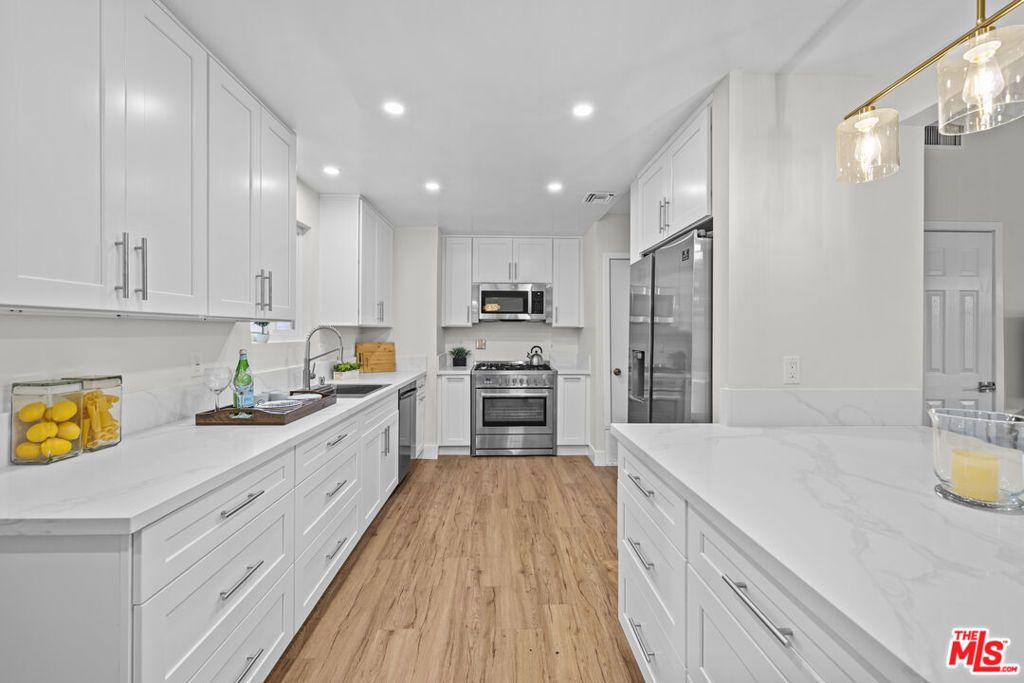 Image 6 of property listing at 7528 Newcastle Avenue, Reseda, CA 91335