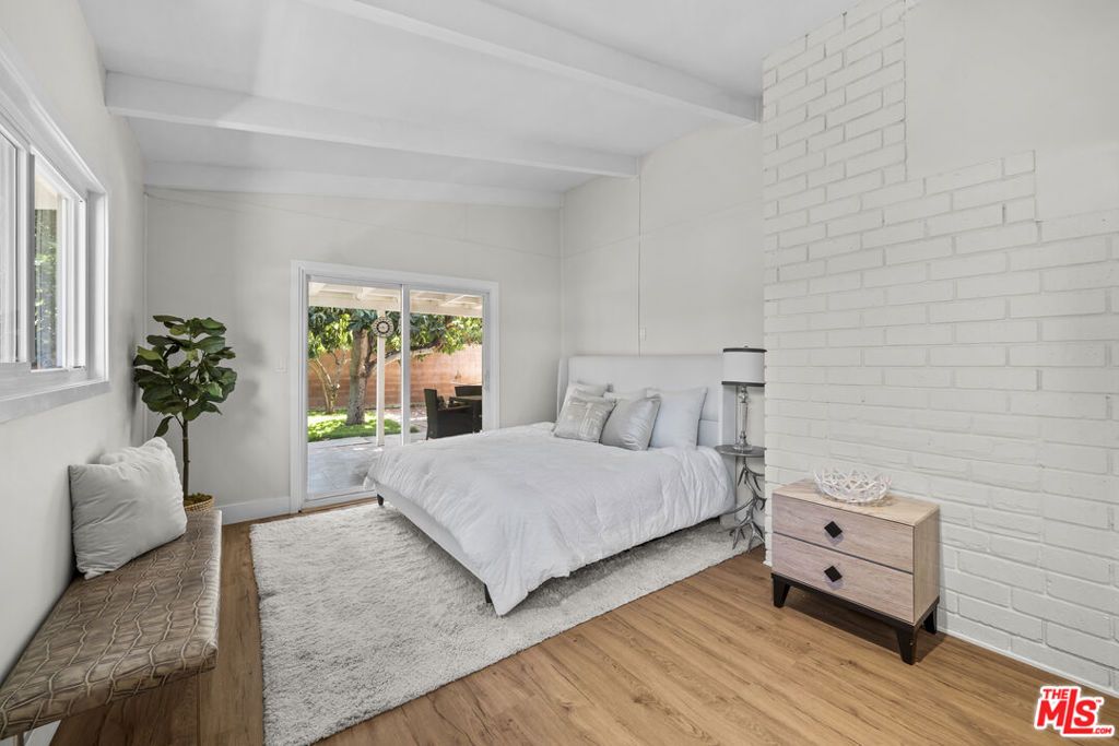 Image 7 of property listing at 7528 Newcastle Avenue, Reseda, CA 91335