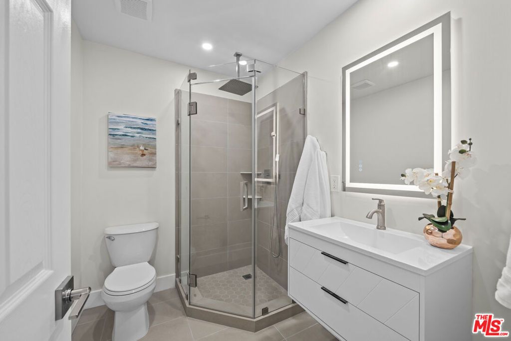 Image 8 of property listing at 7528 Newcastle Avenue, Reseda, CA 91335