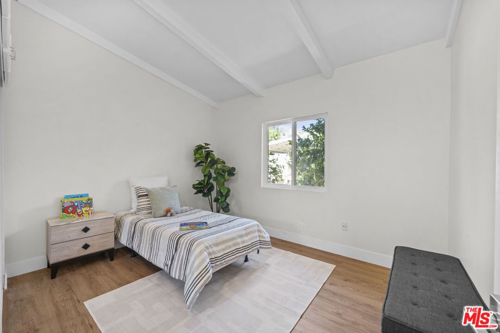Image 9 of property listing at 7528 Newcastle Avenue, Reseda, CA 91335