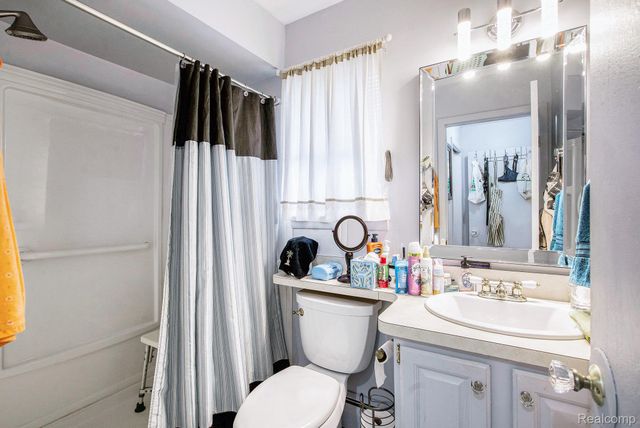 25235 Franklin Terrace Road 8, South Lyon, MI 48178