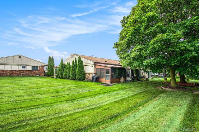 25235 Franklin Terrace Road 8, South Lyon, MI 48178