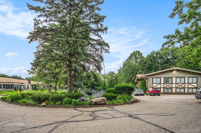 25235 Franklin Terrace Road 8, South Lyon, MI 48178