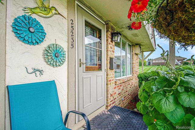 25235 Franklin Terrace Road 8, South Lyon, MI 48178
