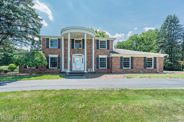2633 New England Drive, Rochester Hills, MI 48309