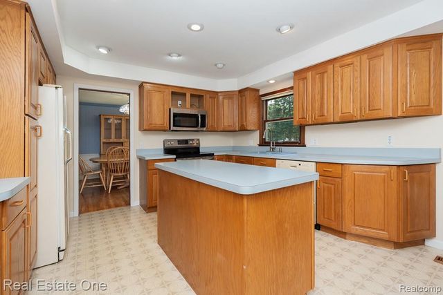 2633 New England Drive, Rochester Hills, MI 48309