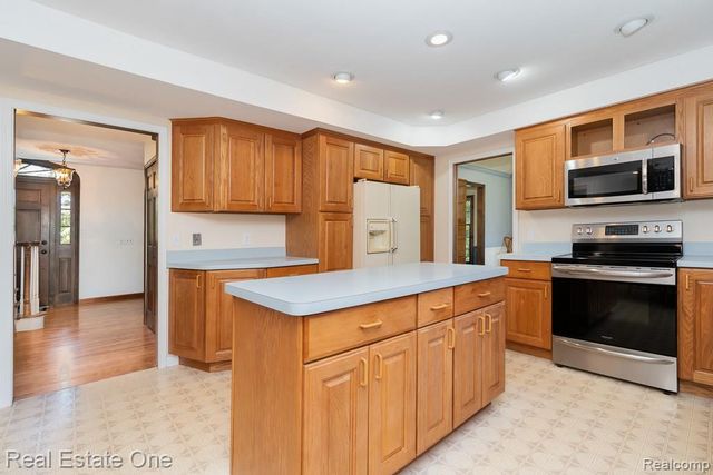 2633 New England Drive, Rochester Hills, MI 48309
