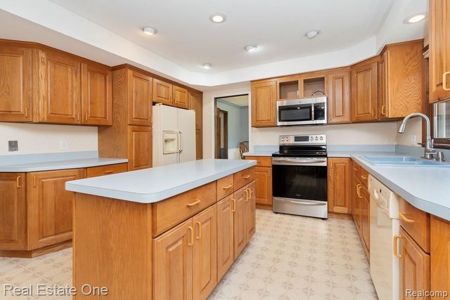 2633 New England Drive, Rochester Hills, MI 48309