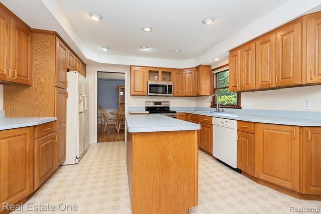 2633 New England Drive, Rochester Hills, MI 48309