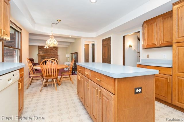 2633 New England Drive, Rochester Hills, MI 48309