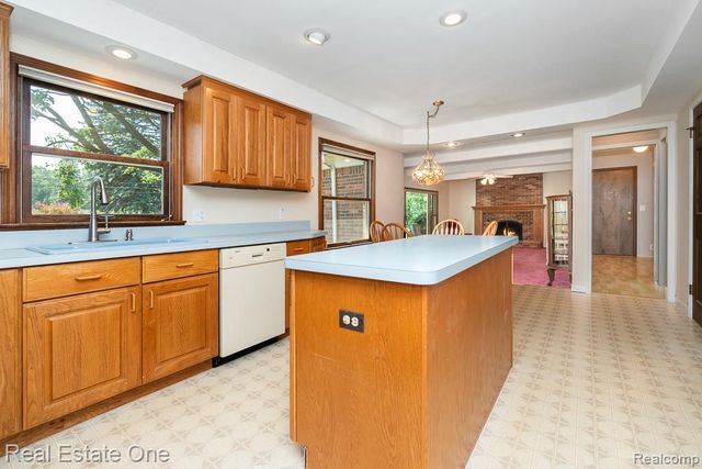 2633 New England Drive, Rochester Hills, MI 48309