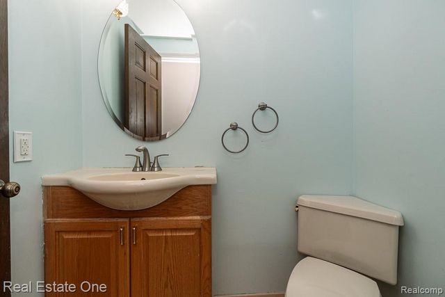 2633 New England Drive, Rochester Hills, MI 48309