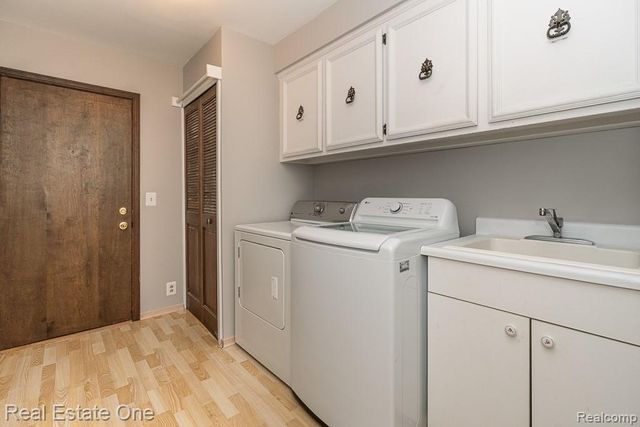 2633 New England Drive, Rochester Hills, MI 48309