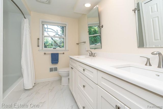 2633 New England Drive, Rochester Hills, MI 48309