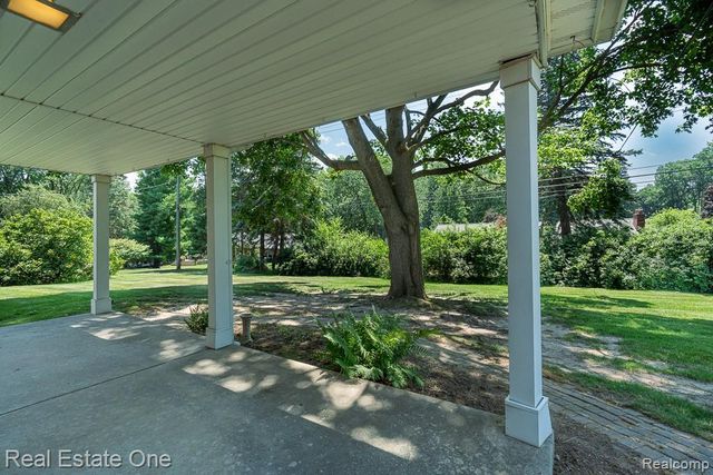 2633 New England Drive, Rochester Hills, MI 48309
