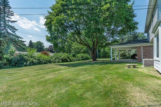 2633 New England Drive, Rochester Hills, MI 48309