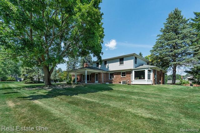 2633 New England Drive, Rochester Hills, MI 48309