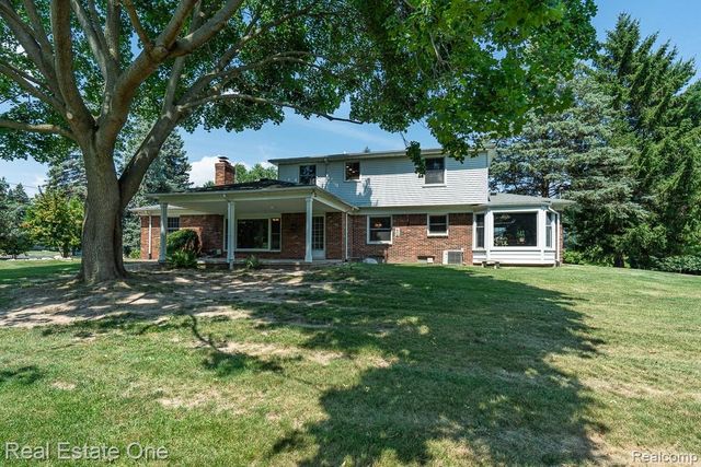 2633 New England Drive, Rochester Hills, MI 48309