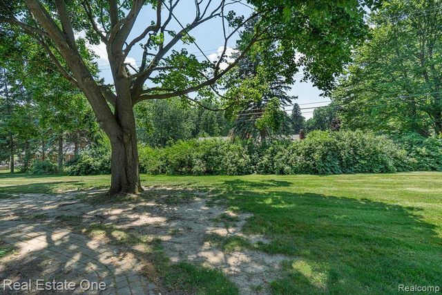 2633 New England Drive, Rochester Hills, MI 48309