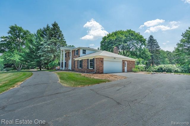 2633 New England Drive, Rochester Hills, MI 48309