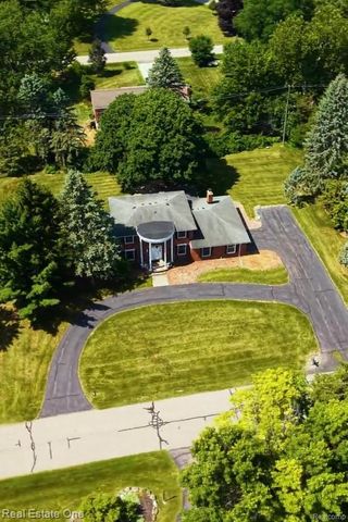 2633 New England Drive, Rochester Hills, MI 48309