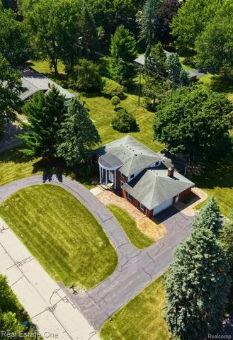 2633 New England Drive, Rochester Hills, MI 48309