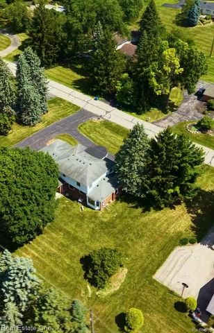 2633 New England Drive, Rochester Hills, MI 48309
