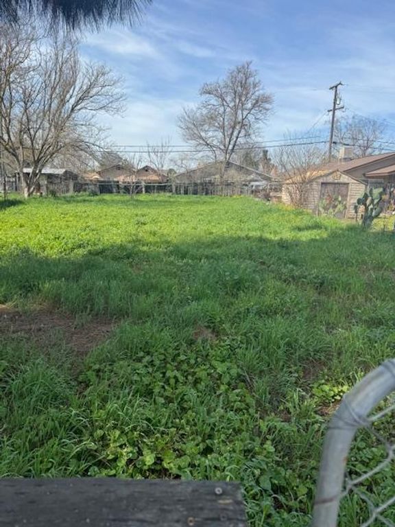 Image 1 of property listing at 548 S Recreation Avenue, Fresno, CA 93702