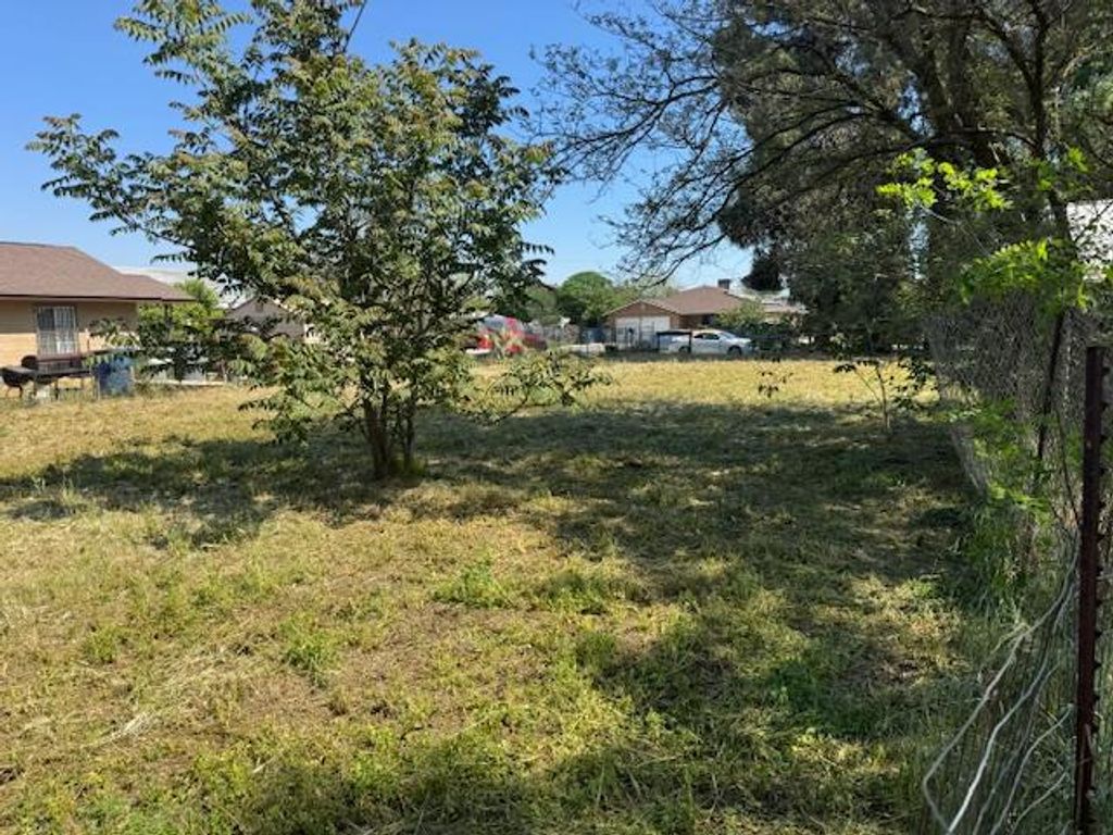 Image 2 of property listing at 548 S Recreation Avenue, Fresno, CA 93702