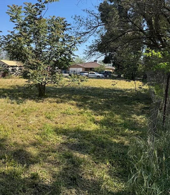 Image 3 of property listing at 548 S Recreation Avenue, Fresno, CA 93702