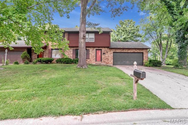 18 Ginger Lake Drive, Glen Carbon, IL 62034