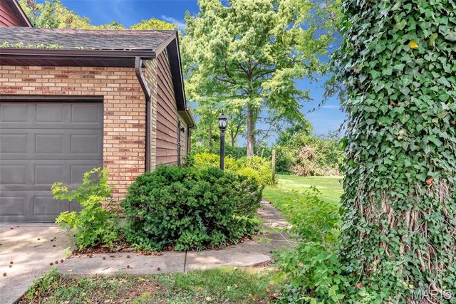 18 Ginger Lake Drive, Glen Carbon, IL 62034