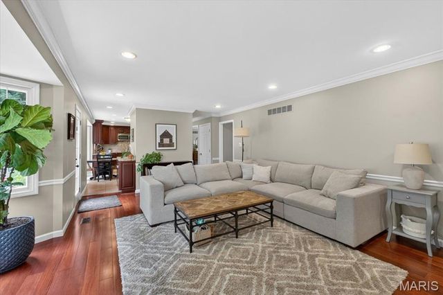14852 Greenleaf Valley Drive, Chesterfield, MO 63017