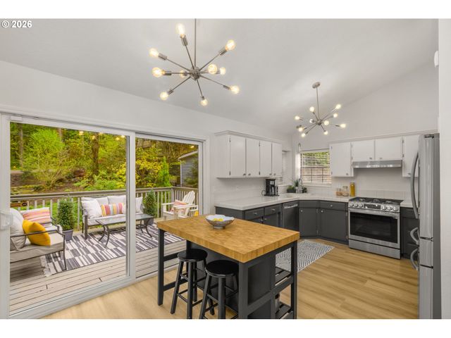 6002 SKYLINE Cir, West Linn, OR 97068