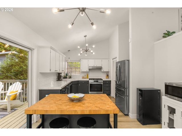 6002 SKYLINE Cir, West Linn, OR 97068