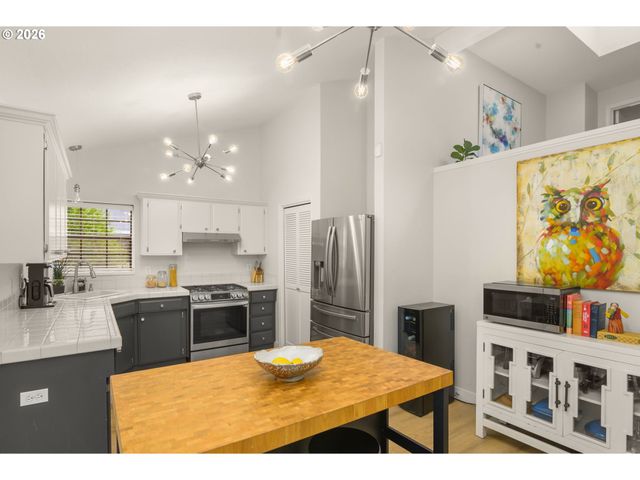 6002 SKYLINE Cir, West Linn, OR 97068