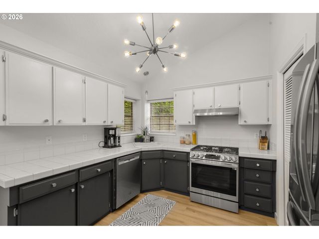 6002 SKYLINE Cir, West Linn, OR 97068