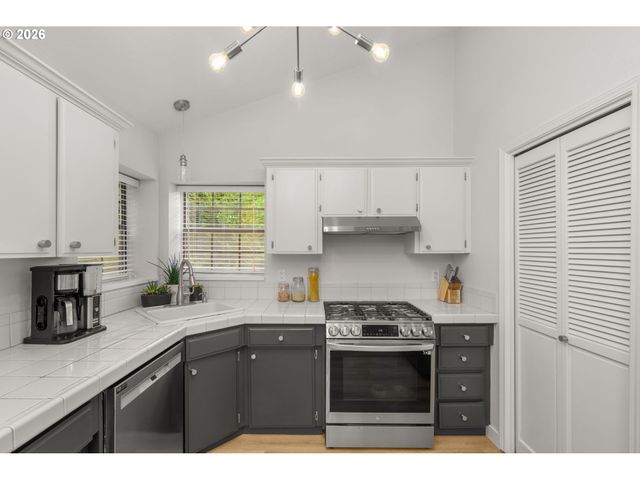 6002 SKYLINE Cir, West Linn, OR 97068